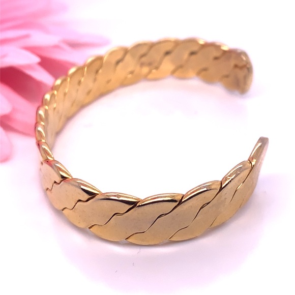 Elegant Gold-Tone Cuff - Picture 4 of 4